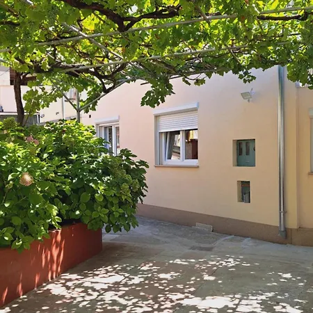 Kollmann - 50m From Arena, Private Courtyard Apartment Pula