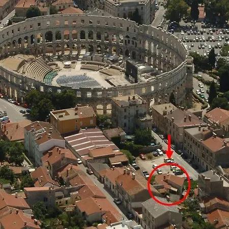 Apartment Kollmann - 50m From Arena, Private Courtyard Pula